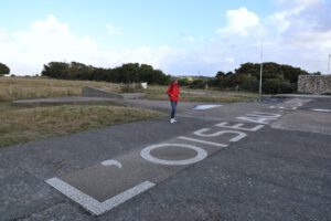 Am Nungesser-und-Coli-Denkmal - L’Oiseau Blanc (Der Weiße Vogel)
