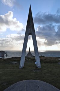 Nungesser-und-Coli-Denkmal, Kapelle Notre-Dame-de-la-Garde und Porte d’Aval
