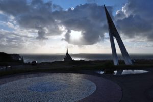 Nungesser-und-Coli-Denkmal, Kapelle Notre-Dame-de-la-Garde und Porte d’Aval