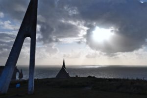 Nungesser-und-Coli-Denkmal, Kapelle Notre-Dame-de-la-Garde und Porte d’Aval