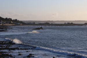 Brechende Wellenkämme bei ablandigem Wind in der Abendsonne