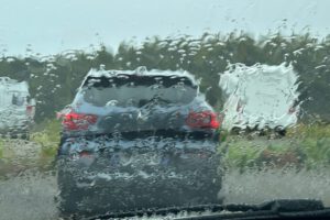 Bretonisches Wetter - kurze Pause am Parkplatz der Jardins de Kerdalo