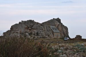 La maison entre deux rochers oder La Maison du Gouffre