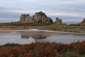 La maison entre deux rochers oder La Maison du Gouffre