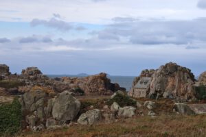 La maison entre deux rochers oder La Maison du Gouffre