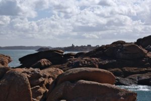 Trégastel - Île du Grande Gouffre, Blick zum Phare de Mean Ruz
