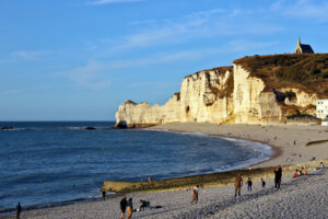 Am Strand von Étretat mit Porte d’Amont und Kapelle Notre-Dame-de-la-Garde