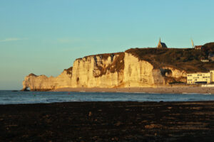 Strand von Étretat mit Porte d’Amont, Kapelle Notre-Dame-de-la-Garde und Nungesser-und-Coli-Denkmal